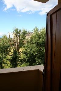 una puerta abierta de una habitación con vistas a los árboles en Appartamento Arnolucci, en Rovere