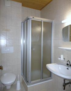 A bathroom at Alpenhof Schwaiger - Hotel Garni