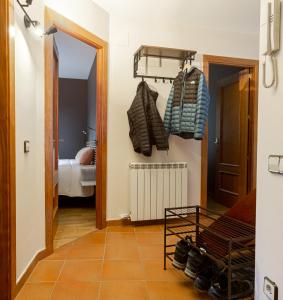 Habitación con pasillo con zapatos y espejo. en TRES OSSOS Apartamento vacacional, en La Molina 32 fotos más