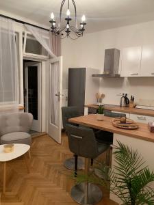 eine Küche und ein Wohnzimmer mit einem Tisch und Stühlen in der Unterkunft Apartment Anenská by Charles Bridge in Prag