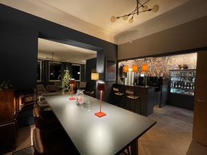 a dining room with a table and a bar at Das Schider - Boutique Apart-Hotel in Bad Gastein