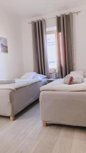 pokój z 2 łóżkami i oknem w obiekcie Apartment Happy 11 w Pradze