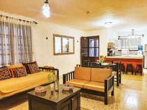 Χώρος καθιστικού στο Beachfront Hacienda del Cuyo Groundfloor +23 φωτογραφίες
