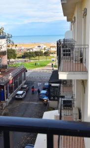 vista su un parcheggio da un balcone di un edificio di Hotel Nuovo Giardino a Rimini