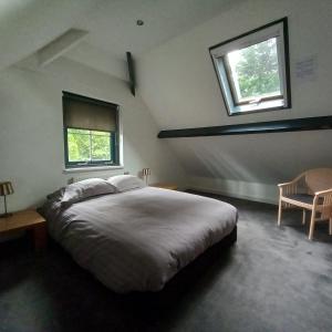 Tempat tidur dalam kamar di Bungalow met privé jacuzzie