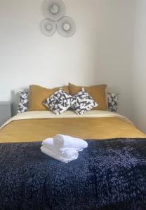 een slaapkamer met een bed met twee handdoeken erop bij Blagnac Toulouse Like at home in Blagnac