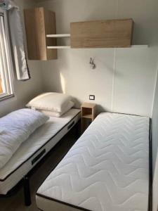 - une chambre avec 2 lits et une fenêtre dans l'établissement Vue Mer, à Quiberon