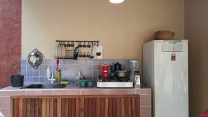 eine Küche mit einer Spüle und einem Kühlschrank in der Unterkunft Chalé confortável em Alter do Chão in Alter do Chao