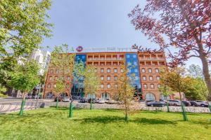 Budova, kde se hotel nachází + 37 fotografií