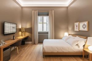 sypialnia z łóżkiem, biurkiem i oknem w obiekcie BSJ15-Borgo San Jacopo Room we Florencji