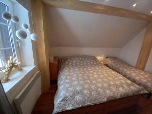 Postel nebo postele na pokoji v ubytování Chalupa Nela apartmány Háj u Loučné pod Klínovcem