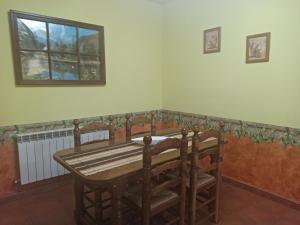 ห้องอาหารหรือที่รับประทานอาหารของ Casas Rurales Montemayor