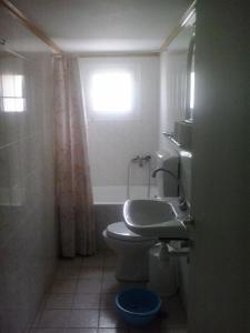 bagno con servizi igienici, lavandino e finestra di Karagiozos Studios & Apartments a Skopelos Town