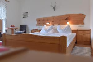 Letto o letti in una camera di Gasthof Hirschenwirt