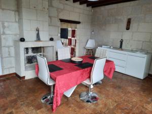 Villebernierにあるmaison de loireのキッチン(テーブル、赤いテーブルクロス付)