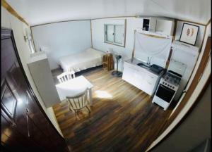 um pequeno quarto com uma cozinha e uma cama em small house em Maldonado