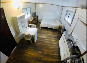 Habitación pequeña con cama y escritorio. en small house, en Maldonado