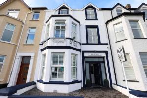 um grande edifício branco com janelas coloniais em Mandalay em Portrush