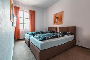 um quarto com 2 camas e uma janela em Casa Mexicana em Nienburg