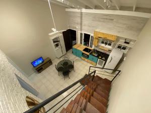 an overhead view of a kitchen and dining room at Linda casa em condomínio Sun House Maresias com piscina - 50 m da praia in Maresias