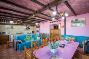 uma cozinha e sala de jantar com mesa e cadeiras em El Robledillo em Robledillo