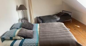salon z kanapą i łóżkiem w obiekcie Erliz w mieście Noyon