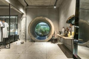 spogliatoio con finestra circolare e specchio di Suzhou Unique Space Design Art Hotel a Suzhou