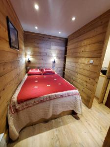 En eller flere senge i et værelse på Les Menuires Résidence Brelin Skis aux pieds