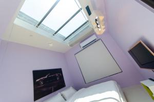 a bedroom with a white bed and a window at Touch 星空包棟民宿寵物友善民宿 in Wujie +28 photos