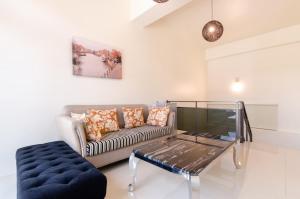 a living room with a couch and a glass coffee table at Touch 星空包棟民宿寵物友善民宿 in Wujie