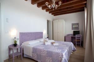 a bedroom with a bed and a table and a chair at Villa Myosotis in Mirano