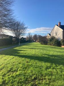 Galeriebild der Unterkunft Entire Terraced two story redbrick house with parking in secluded cul de sac in Dublin