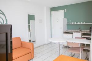 Η κουζίνα ή μικρή κουζίνα στο Praia do Canto Apart Hotel