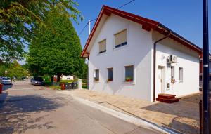 un edificio blanco al lado de una calle en ECO-LUX APART with free bicycles end free parking en Liubliana