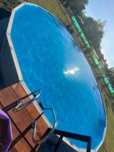 a pool with two chairs in front of it at TERRABOX Apart de contenedores in Olivera