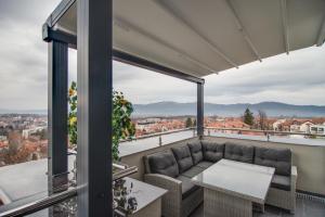 Een balkon of terras bij IN LUX SPA APARTMAN