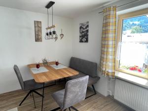 uma sala de jantar com uma mesa e cadeiras e uma janela em Ferienwohnung Falkenstein em Rettenberg