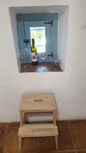 einen Tisch mit einer Flasche Wein und zwei Gläsern in der Unterkunft La Casita de Guille in Montejaque