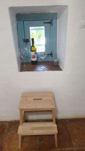 stół z butelką wina i dwoma kieliszkami w obiekcie La Casita de Guille w mieście Montejaque