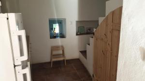 un pequeño pasillo con una silla y un espejo en La Casita de Guille, en Montejaque