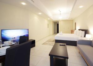 RH- Cozy Studio, Al Waleed , Cluster R, JLT的电视和/或娱乐中心