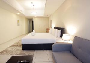 RH- Cozy Studio, Al Waleed , Cluster R, JLT客房内的一张或多张床位