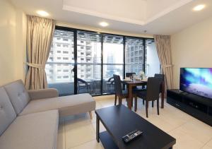 迪拜RH- Cozy Studio, Al Waleed , Cluster R, JLT的带沙发和桌子的客厅