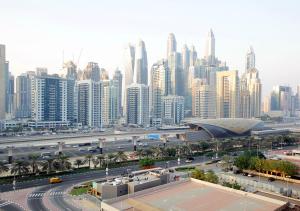 迪拜RH- Cozy Studio, Al Waleed , Cluster R, JLT的享有城市与高速公路和建筑的景色