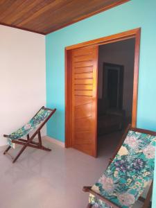 sala de estar con puerta y sofá en Casa Carvalho Milagres, en São Miguel dos Milagres