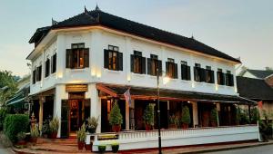琅勃拉邦的住宿－水明漾河景酒店，白色的建筑,有很多窗户