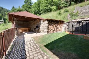 a garden with a pavilion and a grass yard at Chalupa Tomášek v blízkosti ski areálu in Dolni Dvur