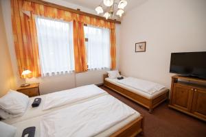 Postel nebo postele na pokoji v ubytování Penzion Adélka Janské Lázně