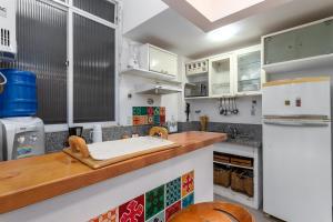 Η κουζίνα ή μικρή κουζίνα στο Acolhedor em Copacabana - Perto da praia - CL103 Z2