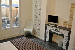 a living room with a fireplace and a television at B11hotel in Nice